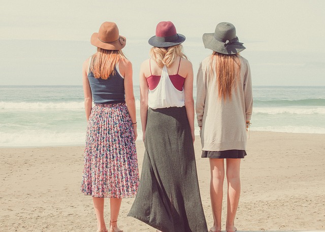 tři ženy na pláži